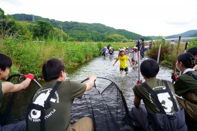 網で待ち構える大学生たち