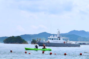 海上保安庁の巡視艇に見守られています