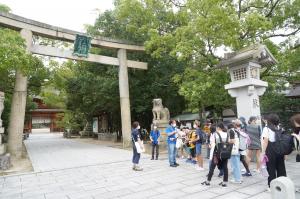 神社にて