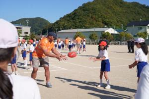 プロ選手とパスの練習