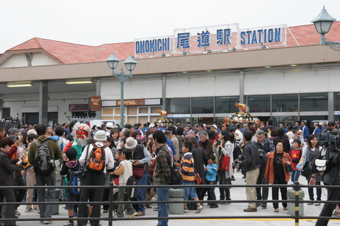 大勢の人で賑わう尾道駅前