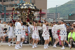 各地域の迫力ある神輿披露