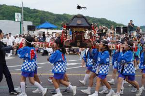 神輿を担ぐこどもたち