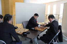 大会審判長小林光一棋士による指導碁