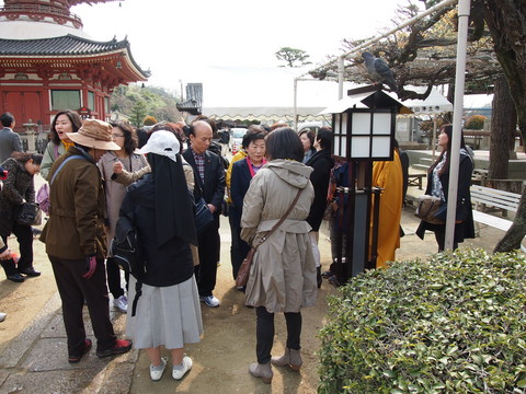 浄土寺境内の多言語音声案内装置前