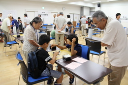 大会協力者の方々にアドバイスをもらいながら対局しました。