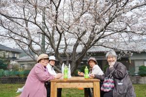 広場でおしゃべりを楽しむ4人