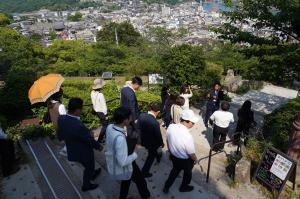 千光寺山から下る皆さんの写真