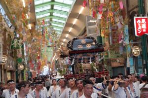 商店街を練り歩く神輿の写真