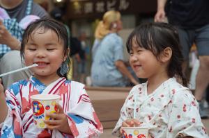 かき氷を食べる子どもの写真