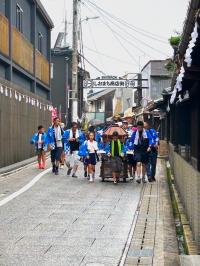 子どもが神輿を担いでいる写真（商店街）