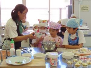 調理する子どもたち