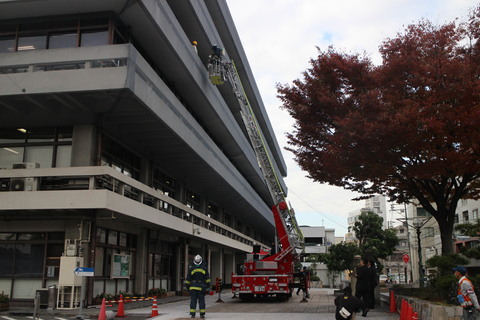 はしご車による救助訓練。