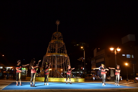 点灯式の前にはキッズダンスのパフォーマンス！