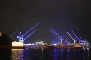 向島ドッククレーンのライトアップの様子