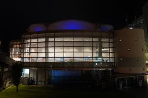 しまなみ交流館のライトアップの様子