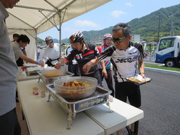 エイドステーションでは地元のおもてなし