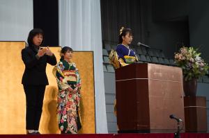 二十歳の誓いの言葉を壇上で読み上げる女性の写真