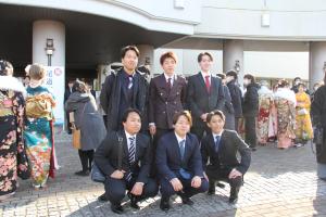 スーツを着た6人の写真