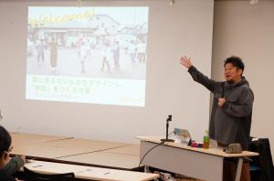 スライドを示す講師の写真