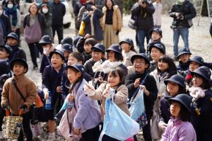 福を受け止める笑顔の子どもたちの写真