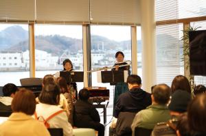 フルートを演奏する2人の写真