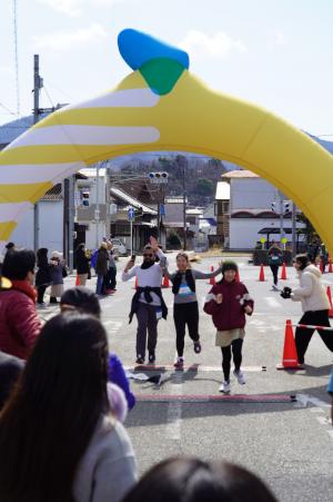 ゴールに飛び込むランナーの写真