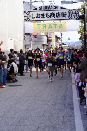 スタート直後のランナーの写真