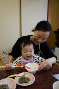 離乳食を食べる子と母親の写真