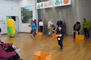 はっさくリレーではっさくを運んでいる写真