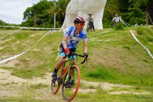 ロードバイクに乗っている男性の写真
