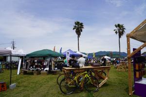 にぎわっているマーケットの写真