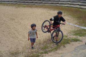 自転車を運んでいる人の写真