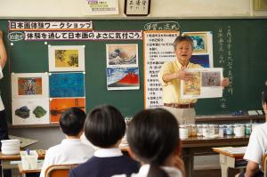 日本画の説明をする教授の写真