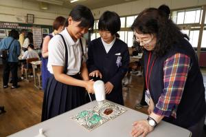 ドライヤーで絵を乾かしている写真