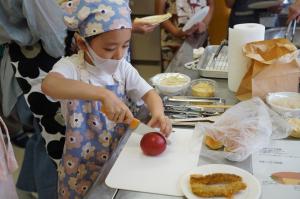 トマトを切っている女の子の写真