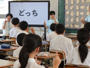 手話を体験している写真