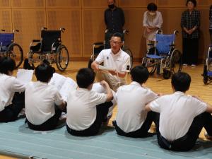 車いす体験の写真