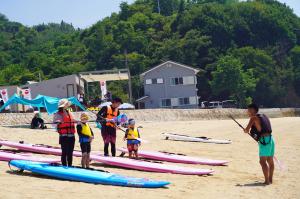 サップの乗り方についてレクチャーを受けている写真