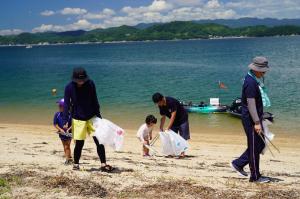 ビーチを清掃している写真