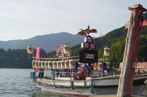 飾り立てられた船の写真