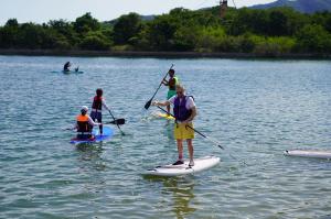 サップを楽しんでいる参加者の写真