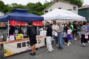 屋台に並ぶ人の写真