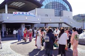 会場の外に参加者が集まっている写真