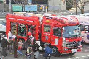 消防車両の展示に、複数の親子が集まっている写真