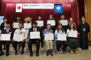 賞状を持った参加者の集合写真