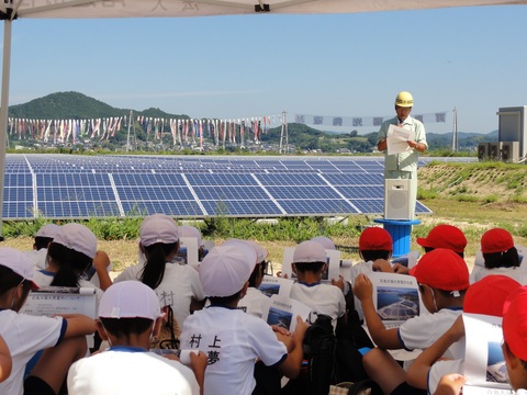 百島太陽光発電所について学びました。こいのぼりも泳いでいます。