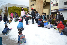 雪遊びをする子どもたち