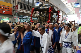 本通り商店街では神輿が担がれました。