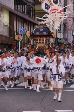 「ヨイヤサーのヨイヤサー」という掛け声とともに神輿がやってきました。